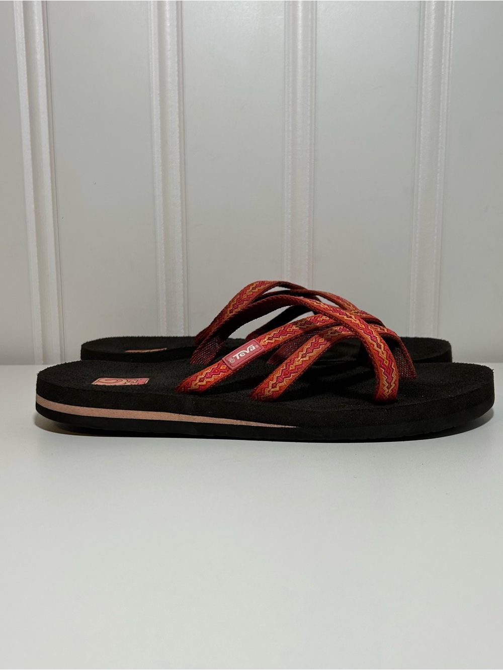 Teva olowahu strappy Women's Black Sandals with Red-Orange Patterned Straps